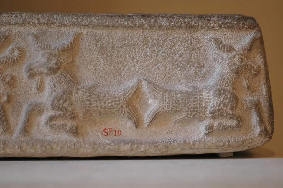 Ն.թ.ա 2-րդ հազարամյակին վերագրվող ծիսական ավազան Շուշան քաղաքից՝ Էնկիի խորհրդանիշ Վիշապաքաղի պատկերաքանդակով