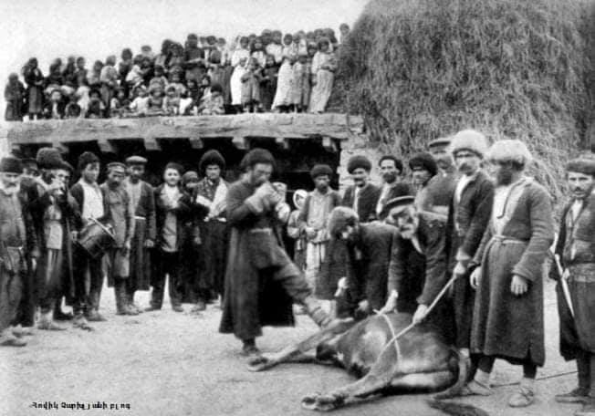 «Եզմորթեք»  Լուսանկարը՝ «Հայոց հարսանիքի համայնապատկեր» էջից՝ շնորհակալությամբ