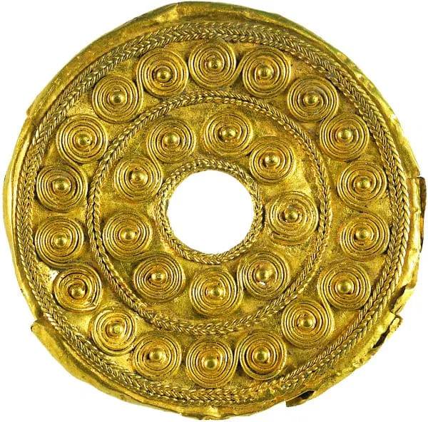 Արագածոտնի մարզ, Ներքին Նավեր, դամբարան N 3, շքասեղի գլխիկ, Ք.ա. XX-XIX դդ., ոսկի, սարդիոն (պեղ.` Հ. Սիմոնյանի, լուս.` Վ. Հակոբյանի