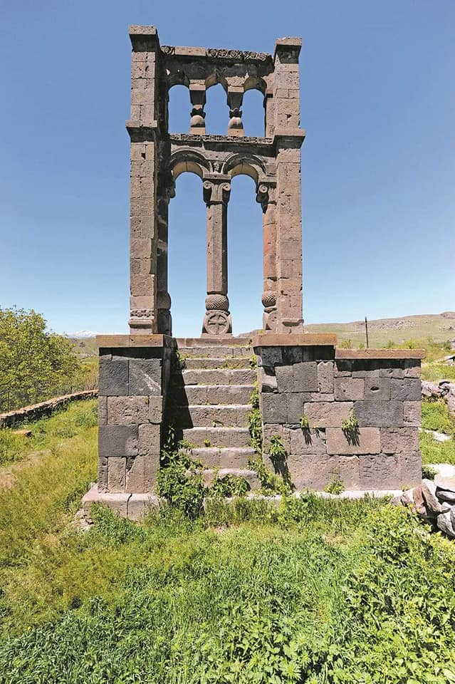 Սյունիքի մարզ, Աղուդի, մահարձան-դամբարան, V-VII դդ.
(լուս.` Հ. Սիմոնյանի)